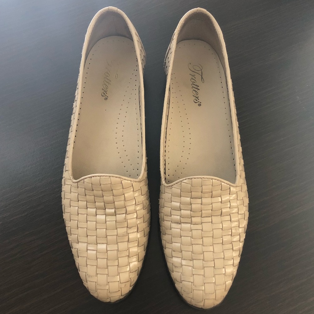Trotters cream weave loafers